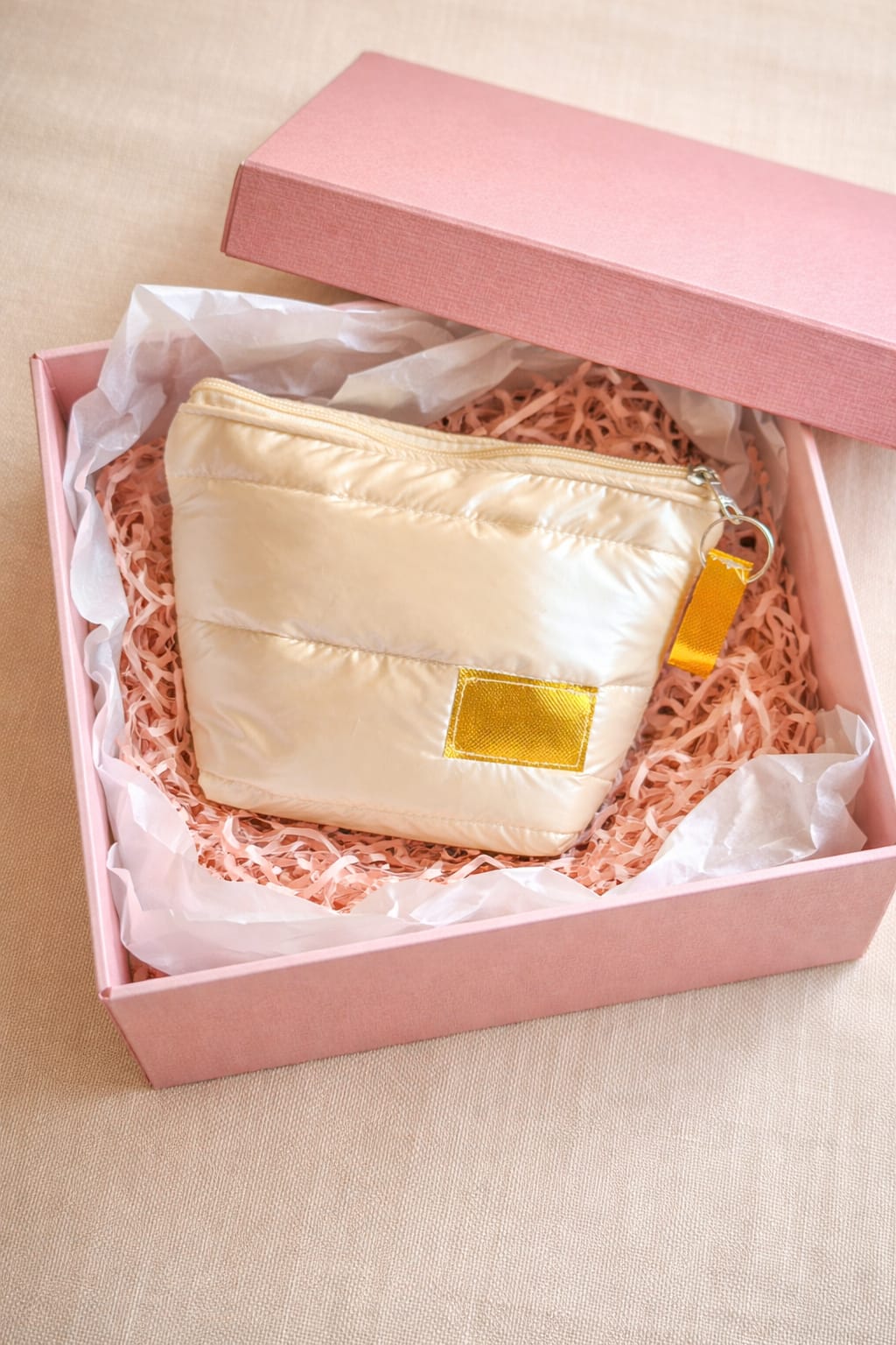 Lançamento Merengue| a necessaire com tecido puffer, estilosa e com um brilho encantador.