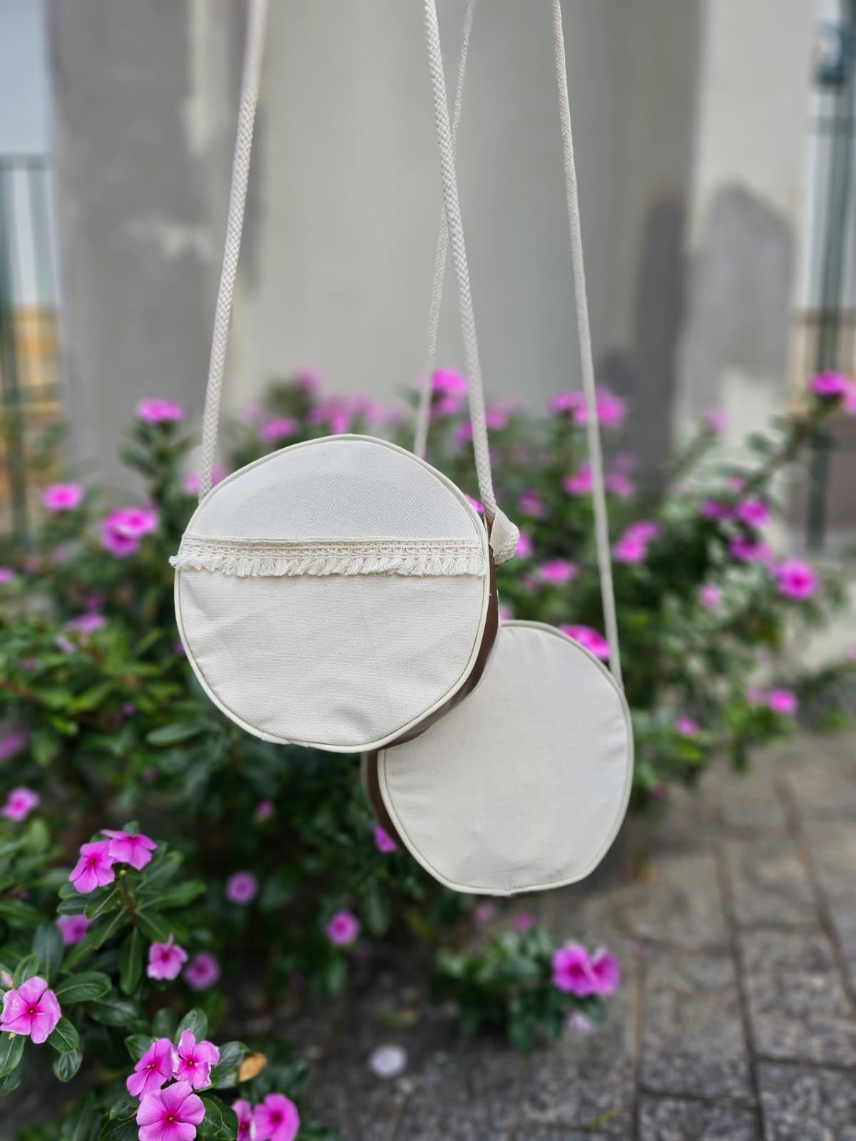 Shoulder Bag Ecológica Redonda em Lona de Algodão Cru e Corino - Ref.: Cacau