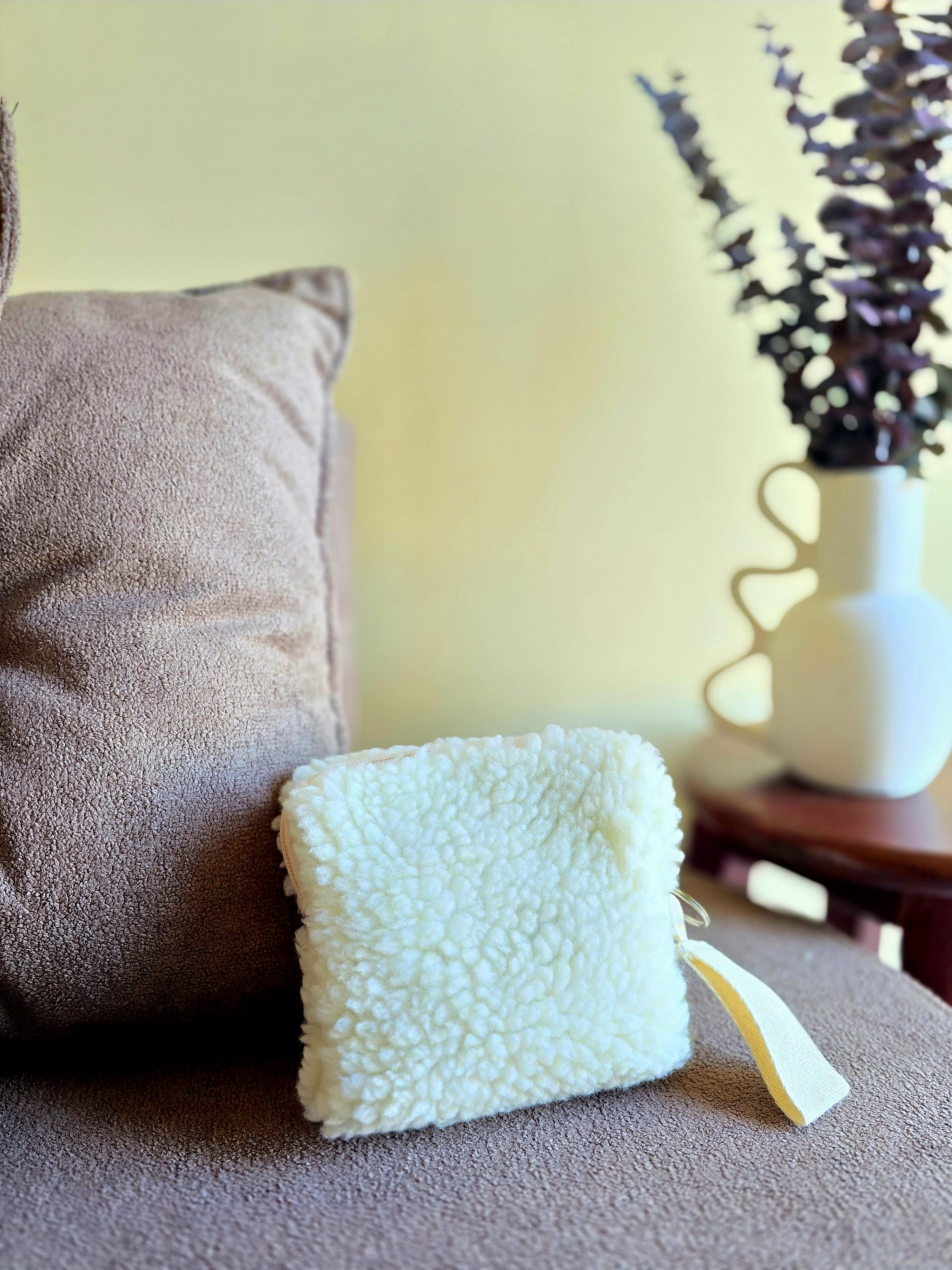 Uma necessaire cheia de textura. A Carneiro é macia, fofa e aquece nossos corações. ref.: CARNEIRO