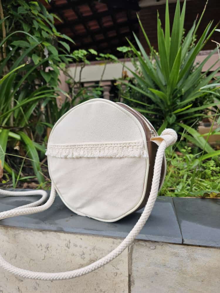 Shoulder Bag Ecológica Redonda em Lona de Algodão Cru e Corino - Ref.: Cacau