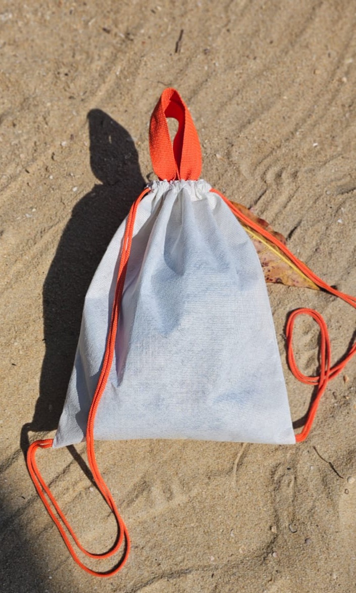 Sacochila Ecológica em PET Branco Reciclado com Alça de Mão - Ref.: Lírio