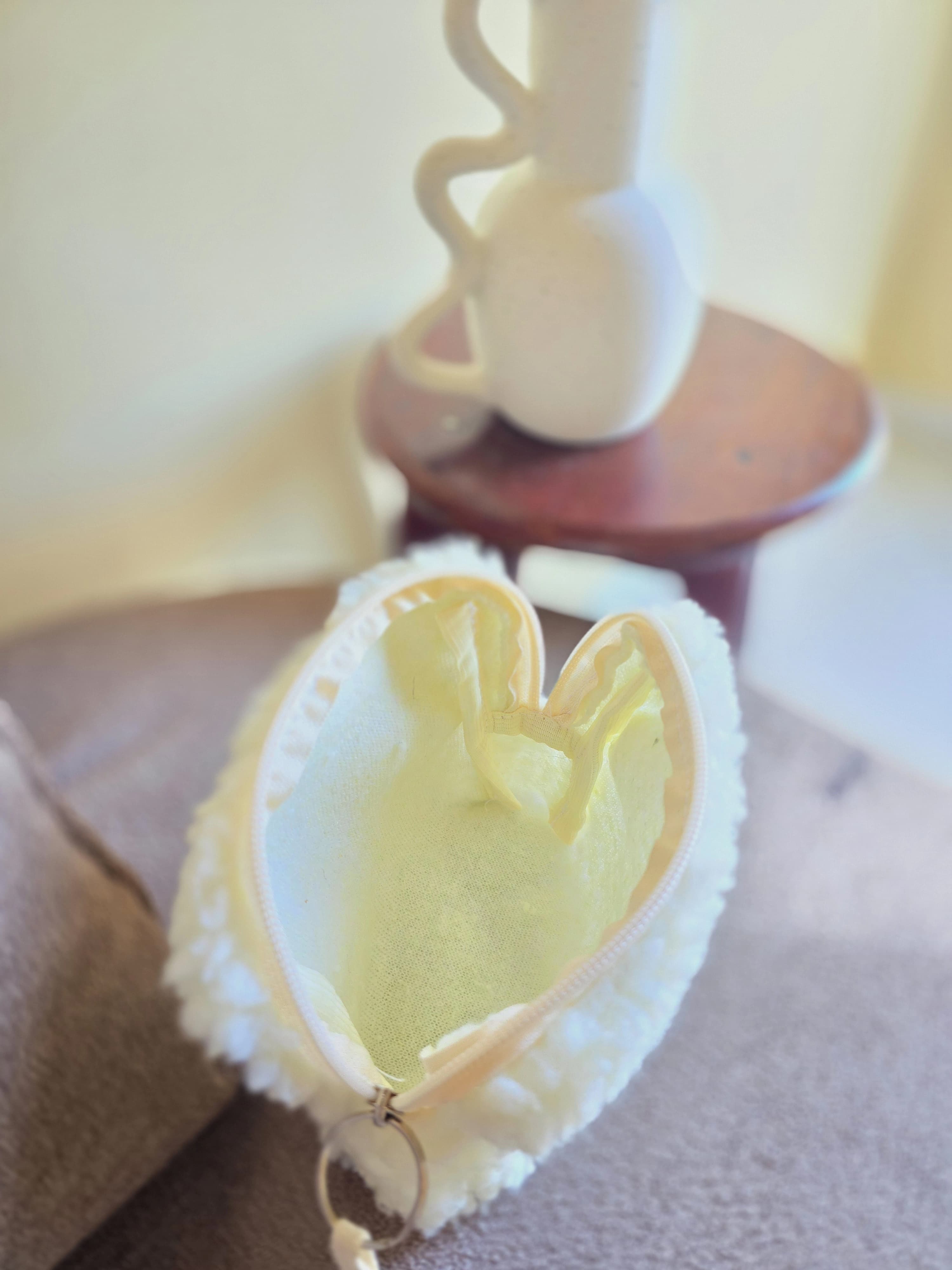 Uma necessaire cheia de textura. A Carneiro é macia, fofa e aquece nossos corações. ref.: CARNEIRO