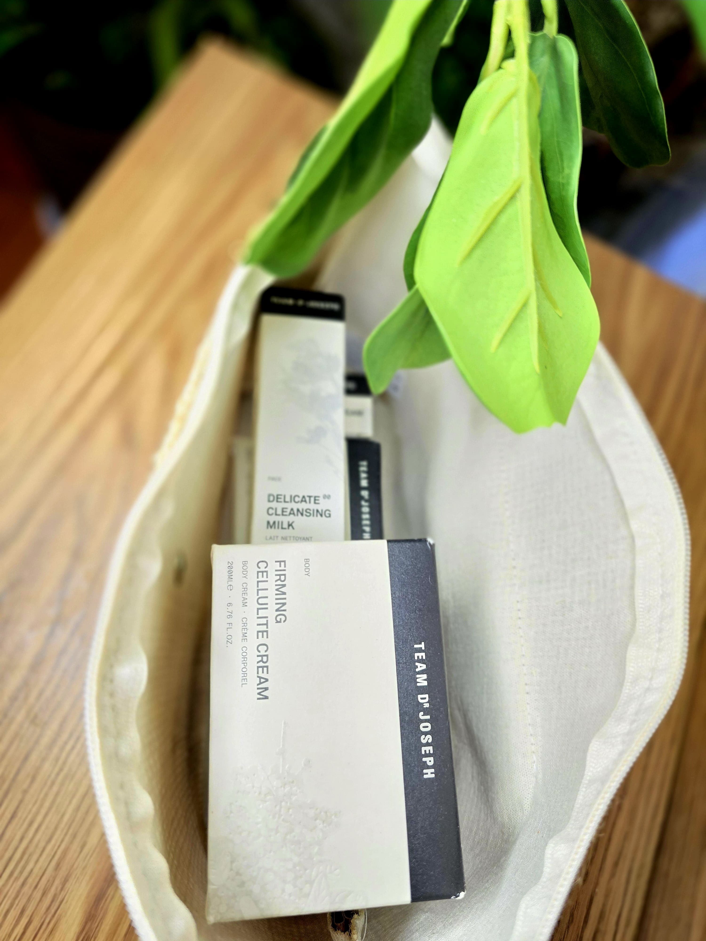 Premium necessaire ecológica em juta natural e forrada com algodão cru + acabamento em corino- ref.: CRAVO