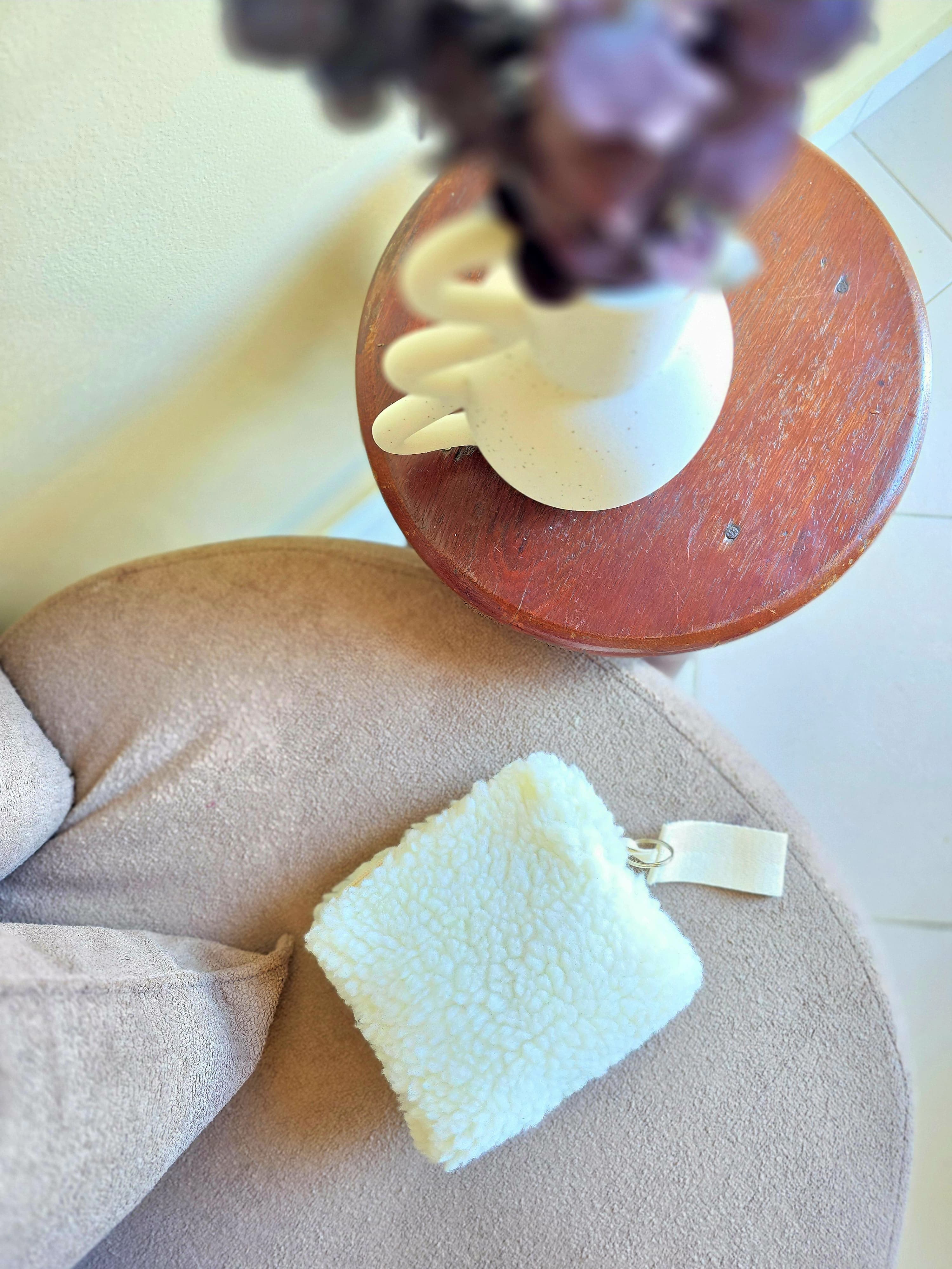 Uma necessaire cheia de textura. A Carneiro é macia, fofa e aquece nossos corações. ref.: CARNEIRO