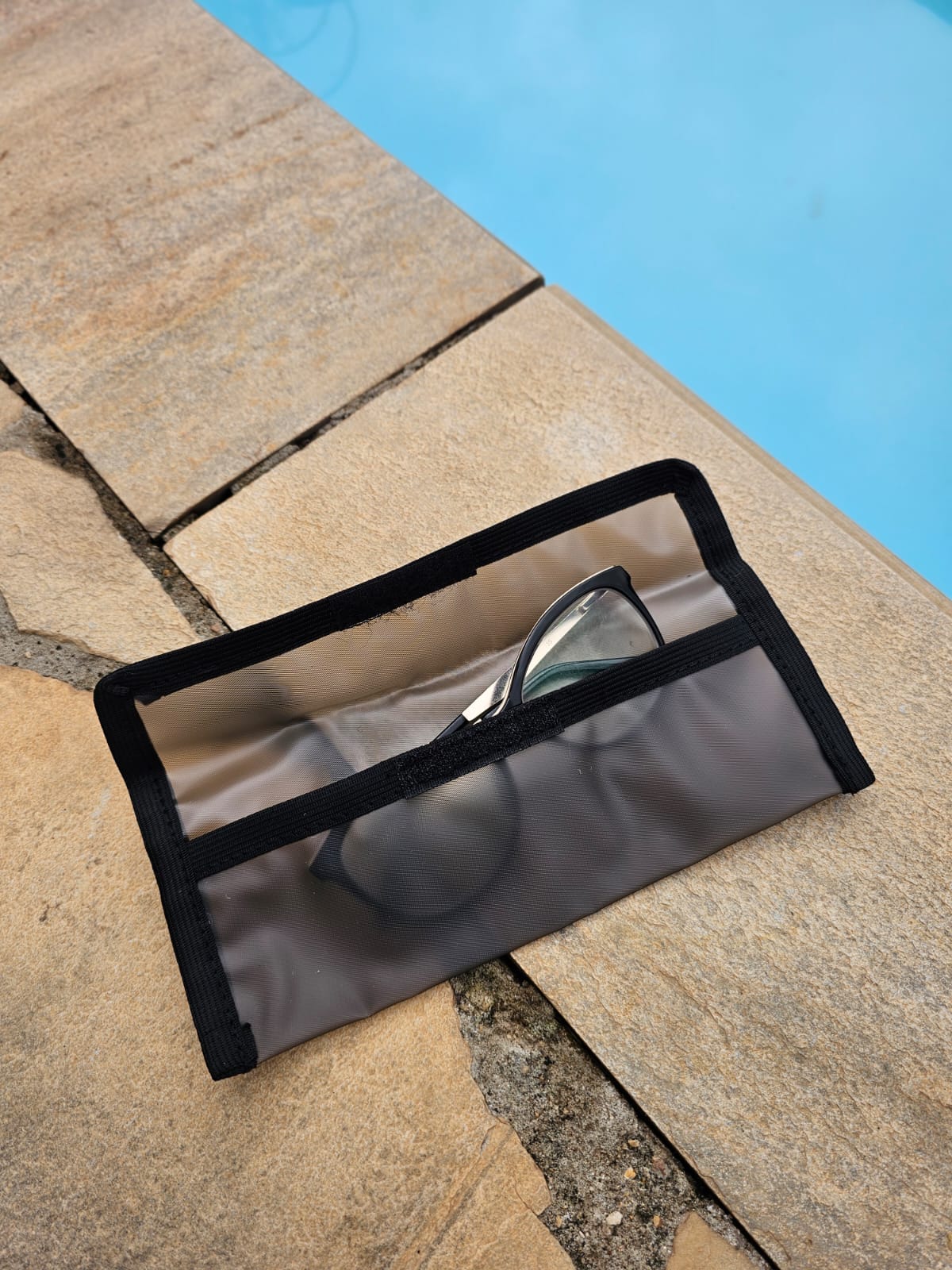 Porta Óculos em PVC All Clear com Fechamento Velcro e Viés Preto - Ref.: Flash Dance