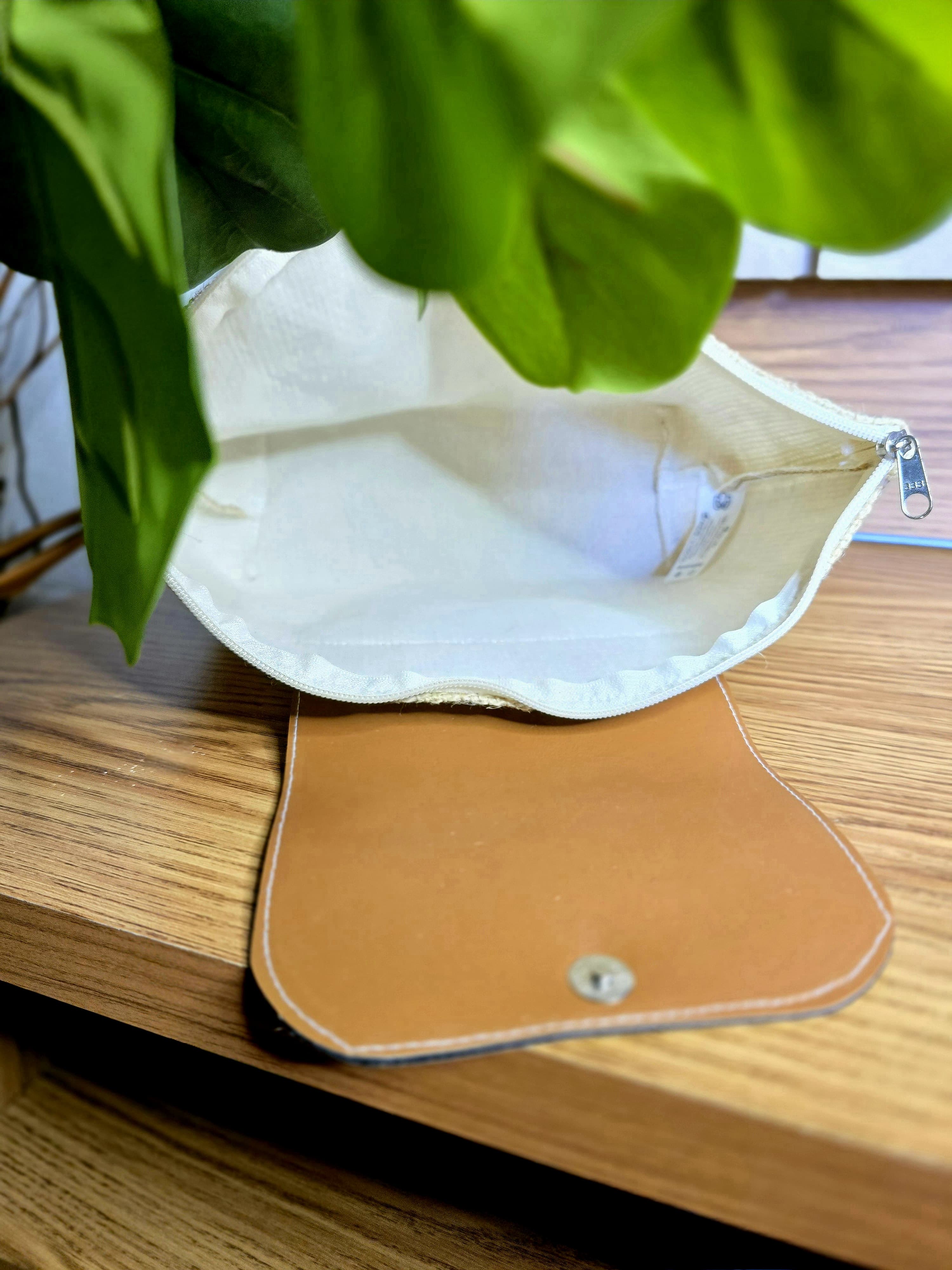 Premium necessaire ecológica em juta natural e forrada com algodão cru + acabamento em corino- ref.: CRAVO