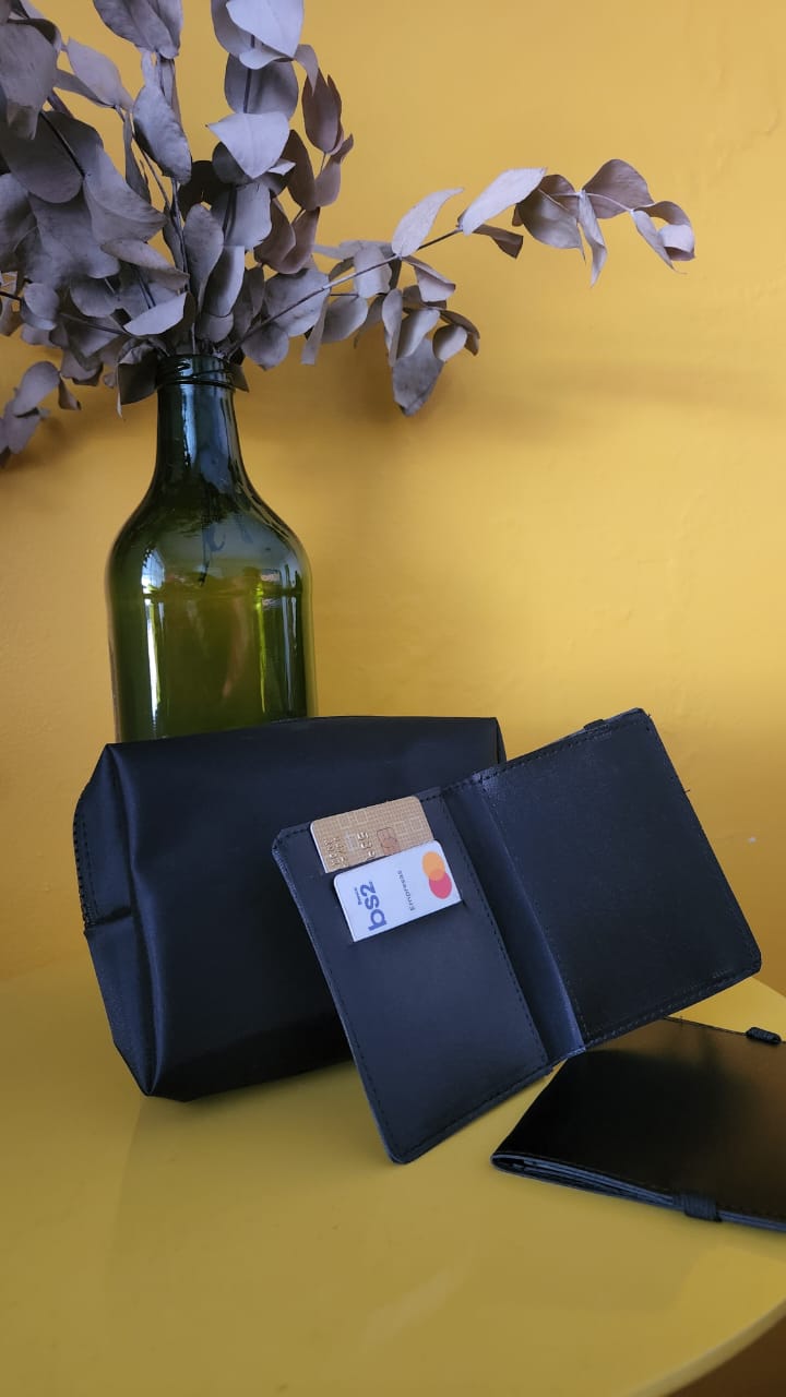 Necessaire Heavy, Porta Documentos Pinho e Porta Passaporte Cedro