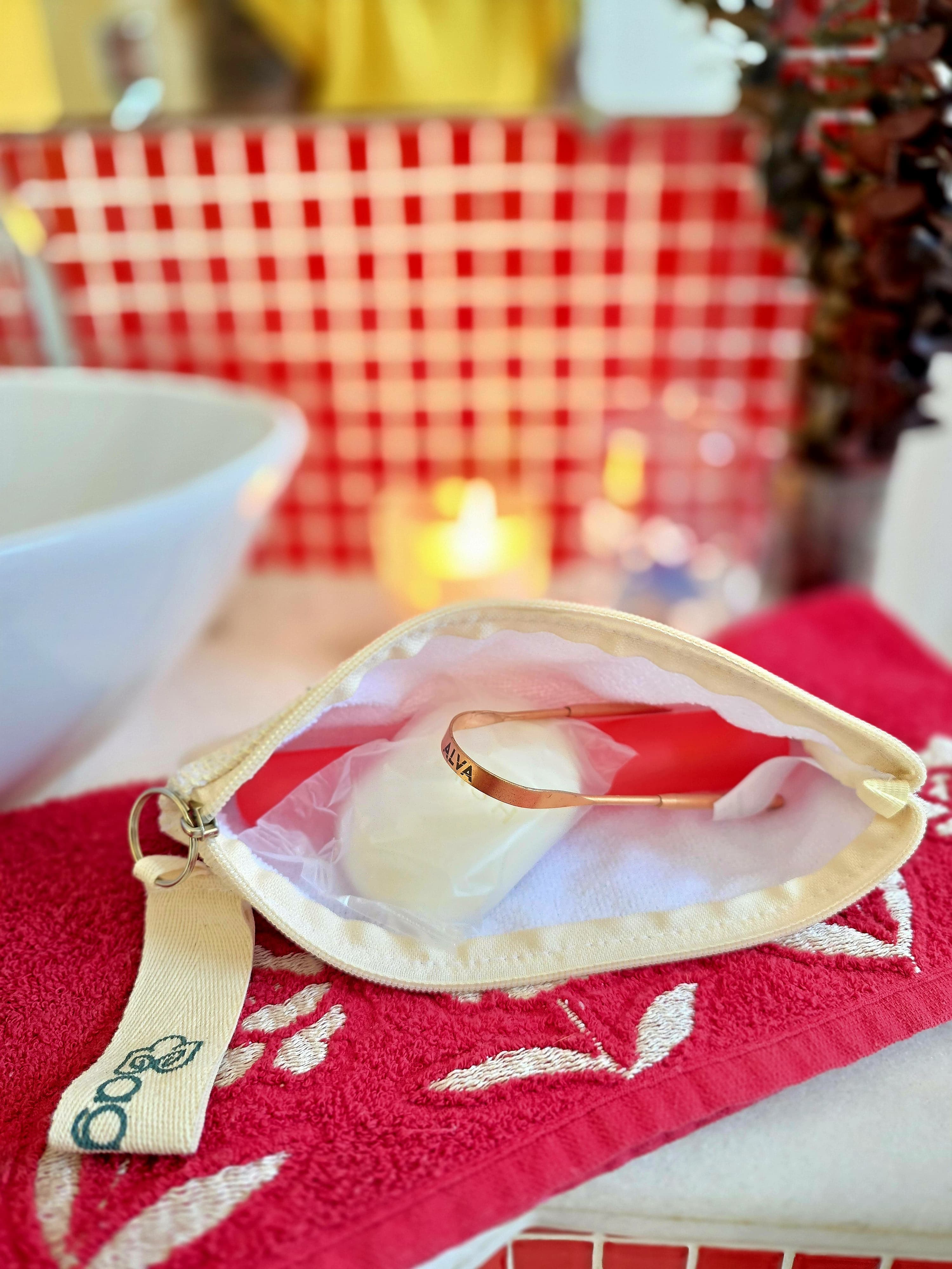 Necessaire ecológica, em tela de algodão cru e com forro atoalhado - ref.: ALFAZEMA