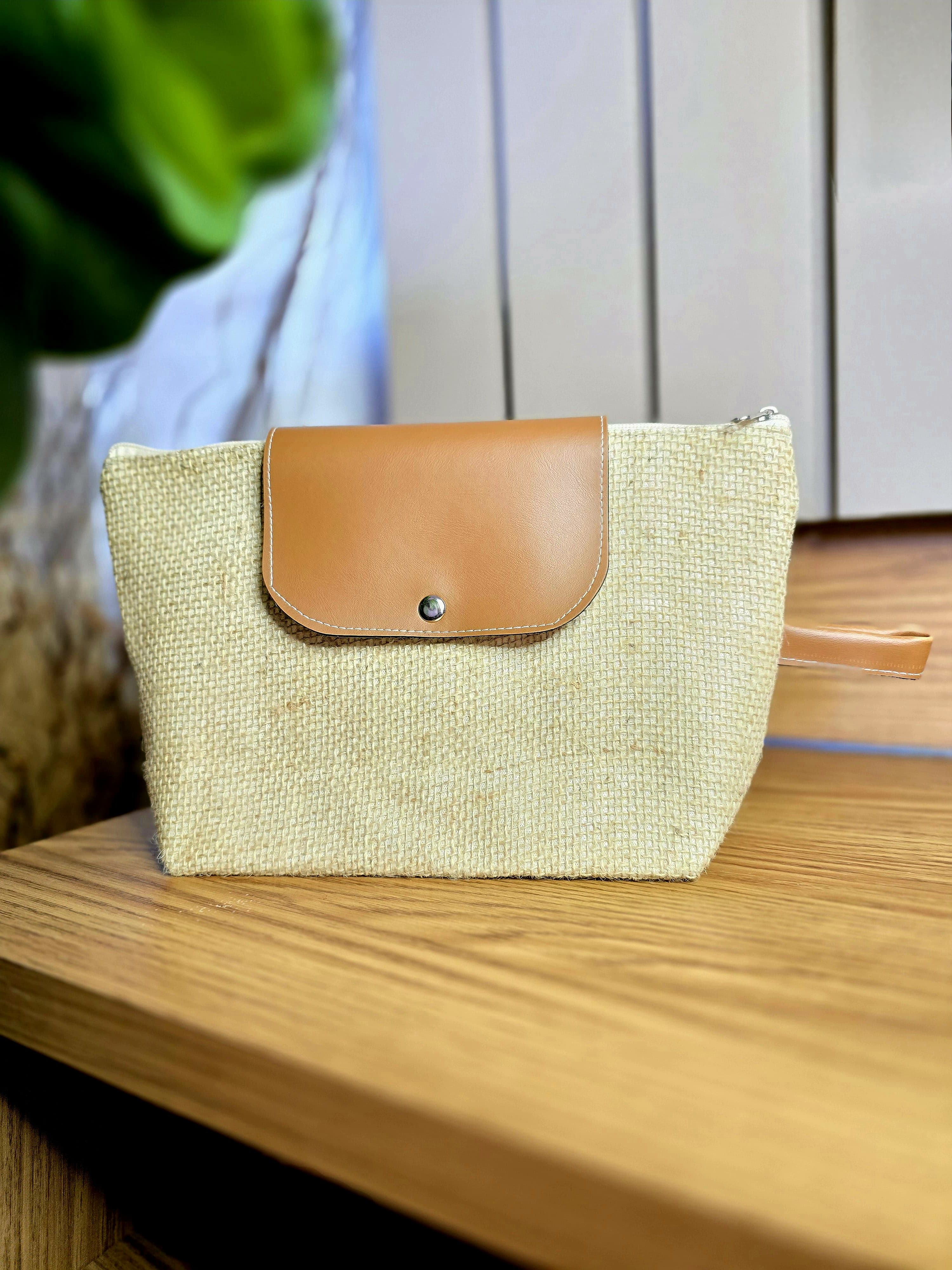 Premium necessaire ecológica em juta natural e forrada com algodão cru + acabamento em corino- ref.: CRAVO