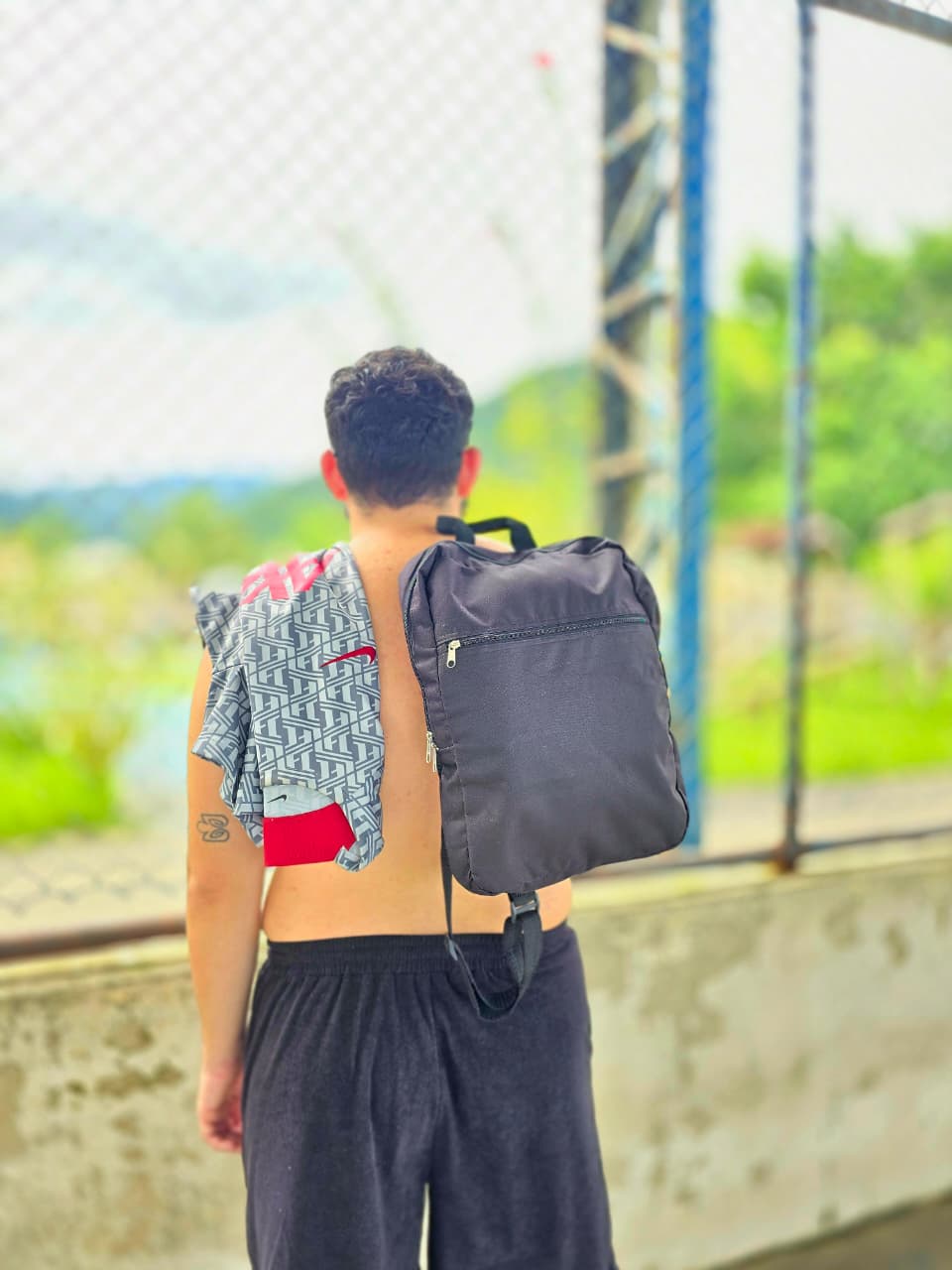 Mochila Pop | em nylon resistente, com bolso frontal e alças reguláveis.