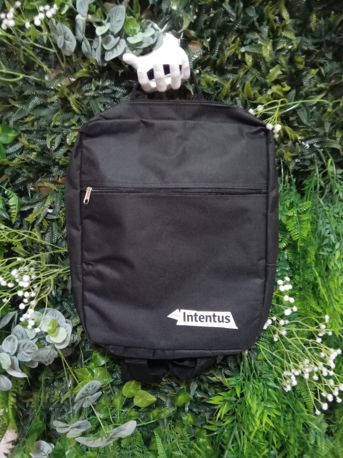 Mochila Pop | em nylon resistente, com bolso frontal e alças reguláveis.