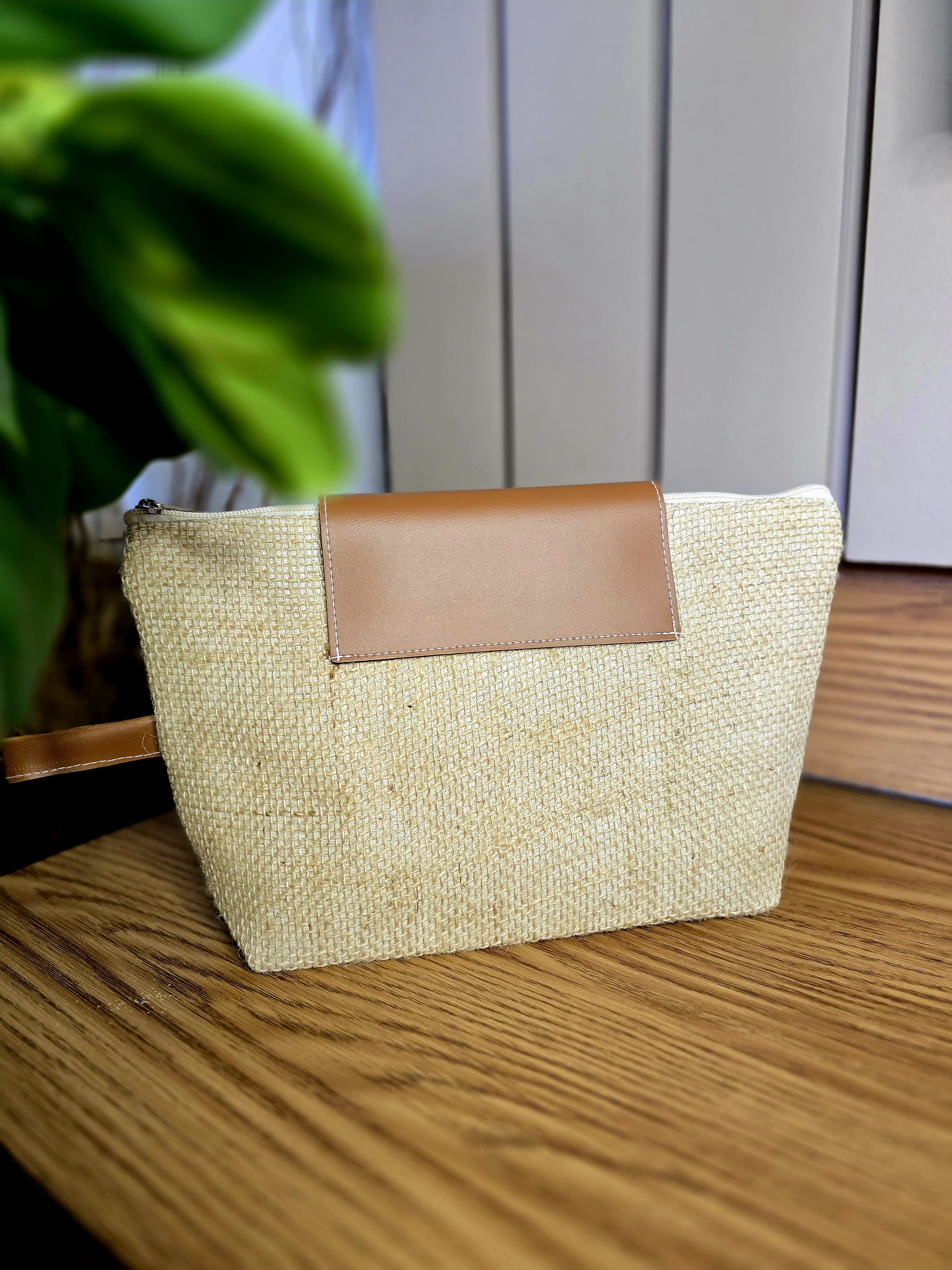 Premium necessaire ecológica em juta natural e forrada com algodão cru + acabamento em corino- ref.: CRAVO